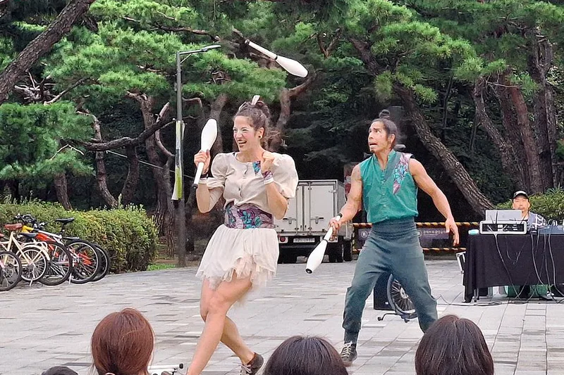 어린이박물관 개관 기념 국제교류전 《볼 빨간 돼지의 종이 모험》